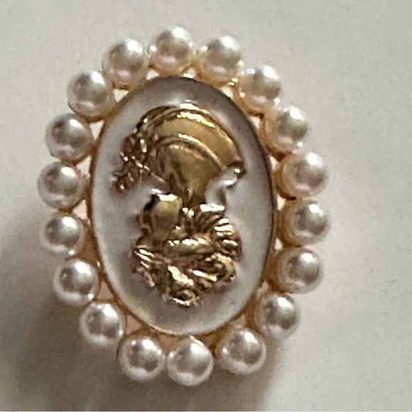Vintage-Inspired Cameo Pearl Brooch – Gold Knight Design New Arrivals - Picture 1 of 3